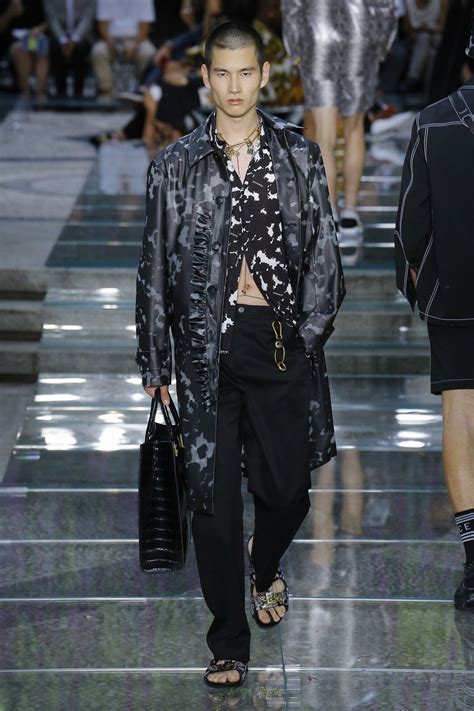 Versace Spring 2019 Menswear Fashion Show 